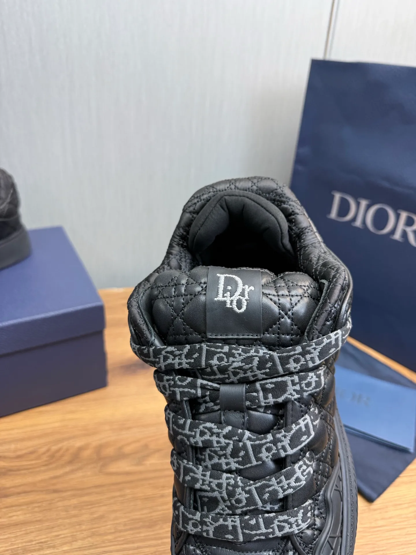 Men's shoes 💰800💰 Dior sneakers enrich the classic series with fashionable retro style. Carefully crafted, they can be paired with casual looks all year round. Dad Shoes style shoes that follow the trend of the retro market ▪️ Fabric: Original custom embroidered cowhide ▪️ Lining: Imported breathable mesh ▪️ Sole: Original molded non-slip outsole ▪️ Size: 38-45 (45 is custom-made and cannot be returned)